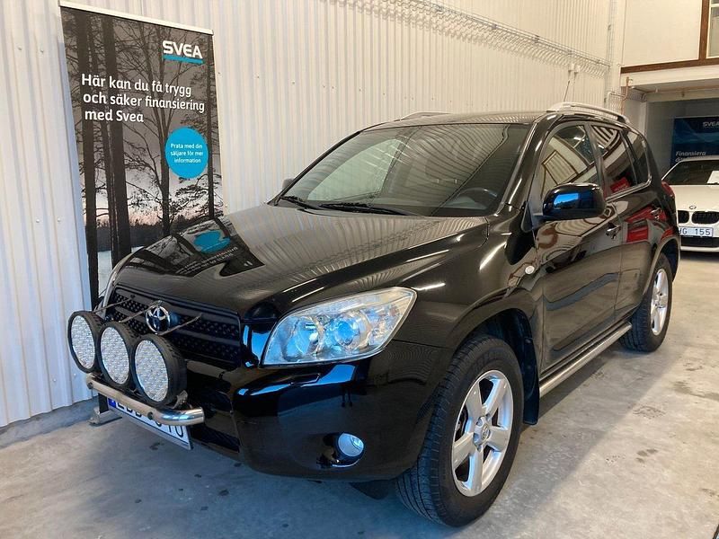 Svart Begagnad 2007 Toyota RAV4 SUV | 84 900 kr (Marknadspris) - Bild 1/4