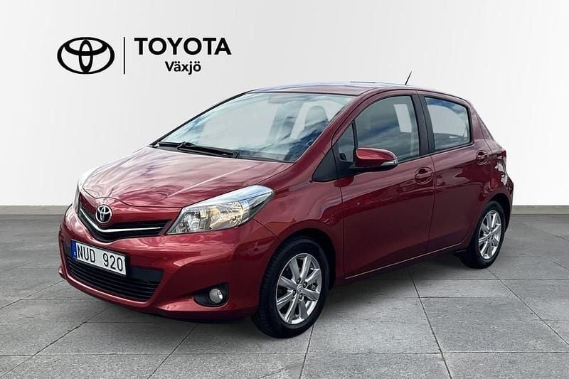 Röd Begagnad 2011 Toyota Yaris Active Halvkombi | 89 000 kr (Marknadspris) - Bild 1/4