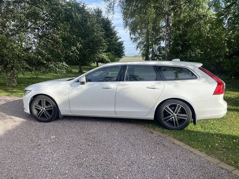 Vit Begagnad 2018 Volvo V90 Momentum Kombi | 225 000 kr (Marknadspris) - Bild 1/3