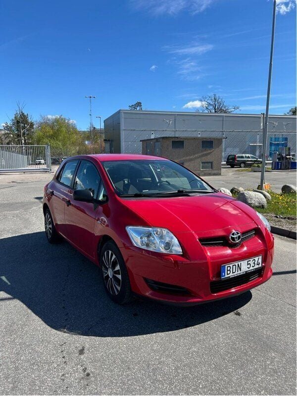 Röd Begagnad 2008 Toyota Auris Halvkombi | 52 900 kr (Marknadspris) - Bild 1/4