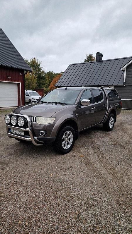 Brun Begagnad 2012 Mitsubishi L200 Pickup | 149 000 kr (Marknadspris) - Bild 1/4