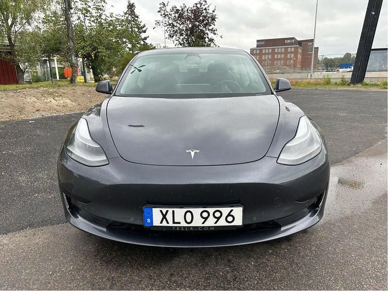 Grå Begagnad 2021 Tesla Model 3 Standard Range Plus Sedan | 235 000 kr (Marknadspris) - Bild 1/4