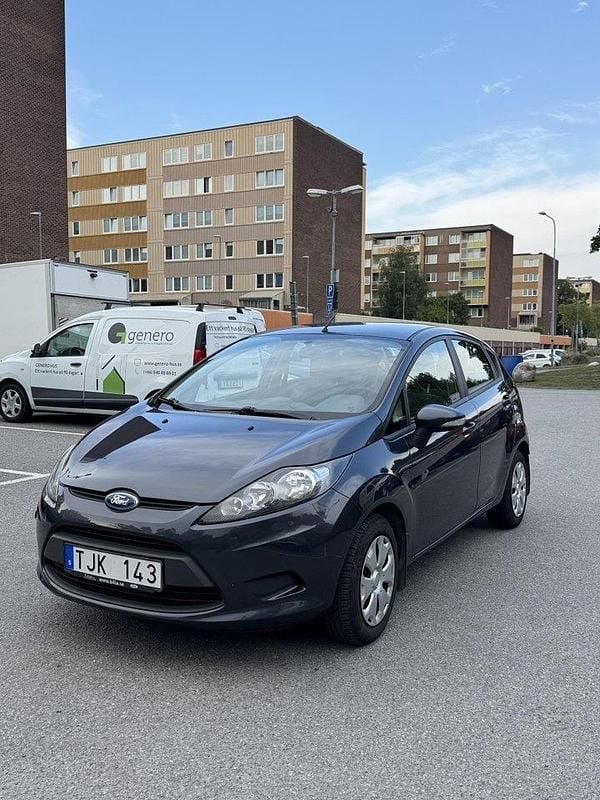 Grå Begagnad 2010 Ford Fiesta Trend Halvkombi | 52 000 kr (Marknadspris) - Bild 1/4