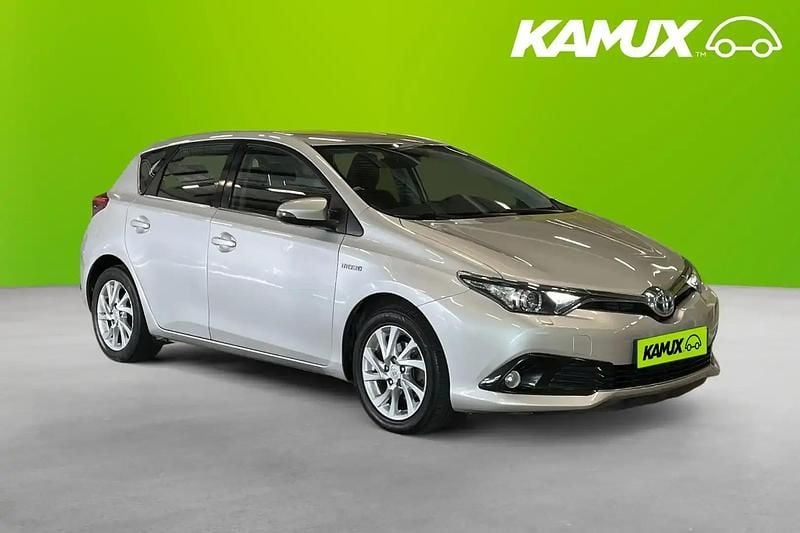 Silver Begagnad 2016 Toyota Auris Hybrid Halvkombi | 148 900 kr - Bild 1/3