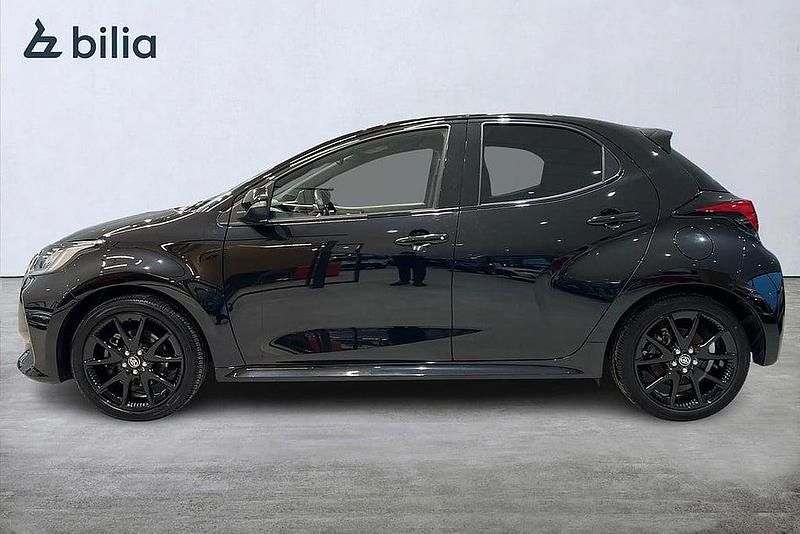 Begagnad Toyota Yaris Hybrid Style 117 HK (86 kW) 2022 Svart Halvkombi