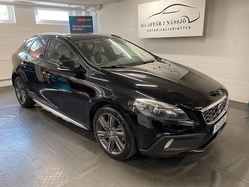 Svart Begagnad 2013 Volvo V40 CC Summum Kombi | 114 900 kr (Marknadspris) - Bild 1/4