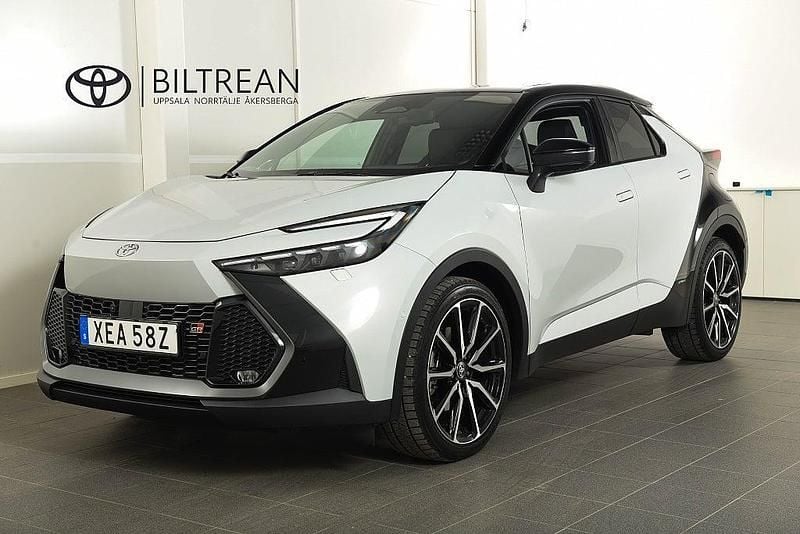 Grå Begagnad 2023 Toyota C-HR Sport SUV | 418 900 kr (Bra pris) - Bild 1/4