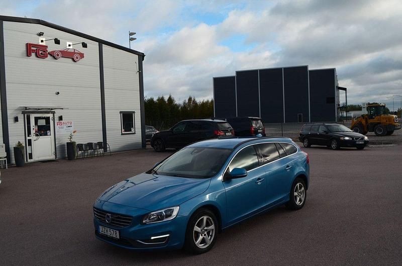 Blå Begagnad 2015 Volvo V60 Momentum Kombi | 119 900 kr (Marknadspris) - Bild 1/4