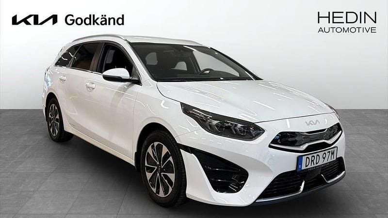 Begagnad Kia Ceed 141 HK (103 kW) 2023 Vit Halvkombi