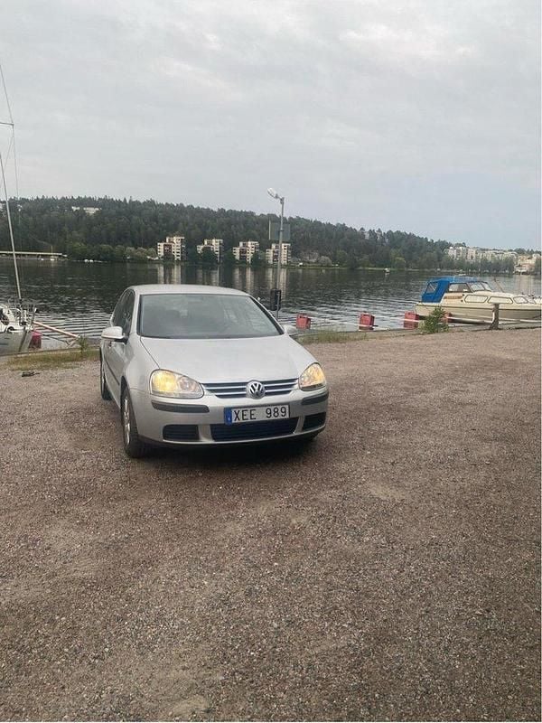 Silver Begagnad 2006 VW Golf V Trendline Halvkombi | 35 000 kr (Bra pris) - Bild 1/4