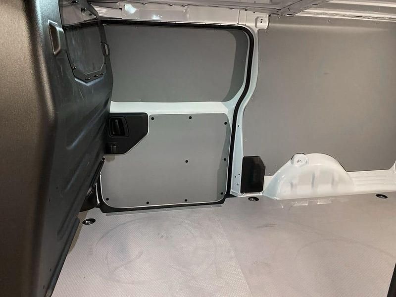 Begagnad Citroën e-Jumpy Business Class 100 kW (137 HK) 2024 Vit Minibuss