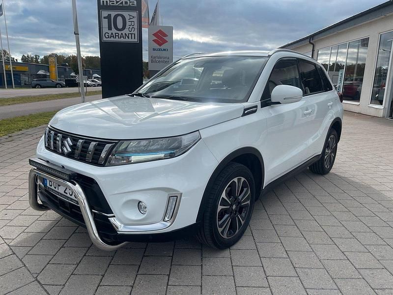Vit Begagnad 2023 Suzuki Vitara SUV | 216 000 kr (Marknadspris) - Bild 1/4
