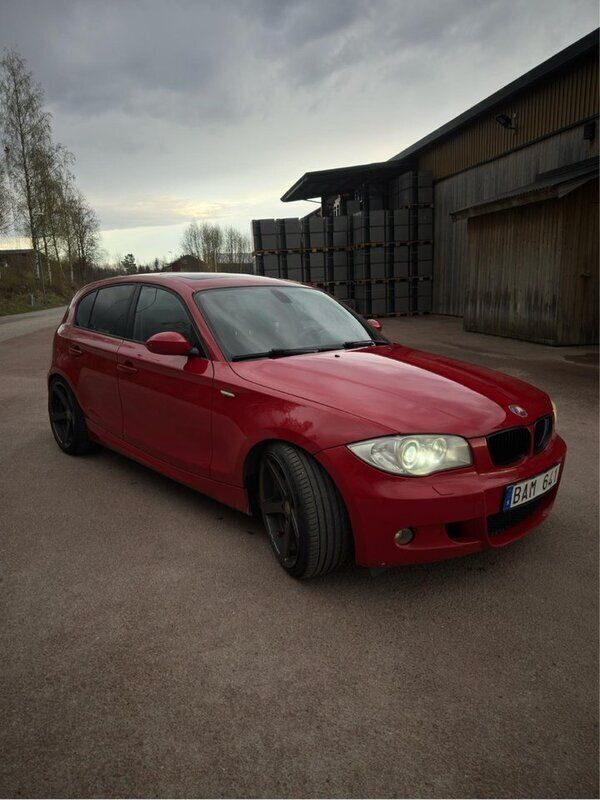 Röd Begagnad 2007 BMW 120 Advantage Halvkombi | 55 000 kr (Marknadspris) - Bild 1/4