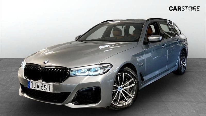 Grå Begagnad 2023 BMW 530e Kombi | 499 900 kr (Marknadspris) - Bild 1/4