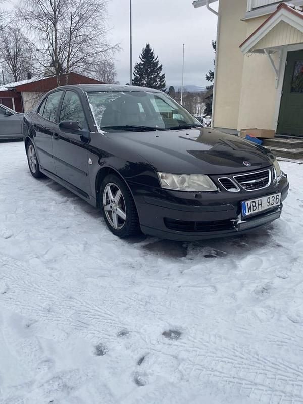 Begagnad 2004 Saab 9-3 Sedan | 15 000 kr (Marknadspris) - Bild 1/2