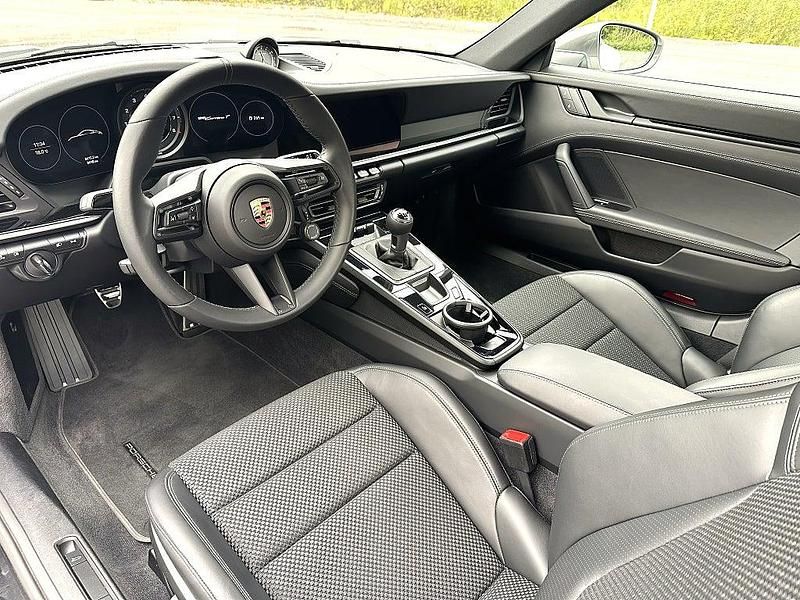 Begagnad Porsche 911 Carrera 385 HK (283 kW) 2023 Vit