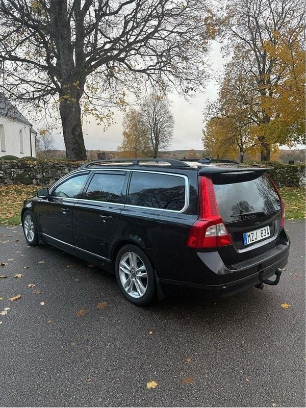 Svart Begagnad 2013 Volvo V70 Momentum Kombi | 80 000 kr (Marknadspris) - Bild 1/4