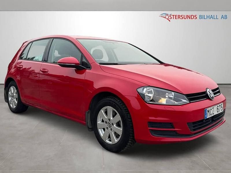 Röd Begagnad 2013 VW Golf VII Halvkombi | 124 900 kr (Marknadspris) - Bild 1/4