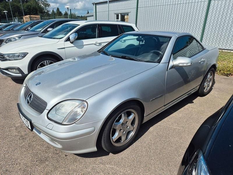 Ljusgrå (silver metallic) Begagnad 2003 Mercedes SLK230 Cab | 99 000 kr - Bild 1/4