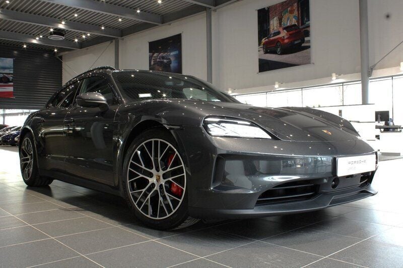 Grå Ny 2024 Porsche Taycan 4S Sport Turismo Sedan | 1 325 000 kr (Marknadspris) - Bild 1/4