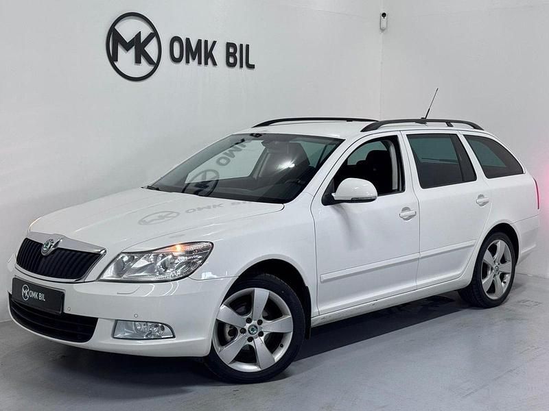 Vit Begagnad 2012 Skoda Octavia Elegance Kombi | 84 900 kr (Marknadspris) - Bild 1/4