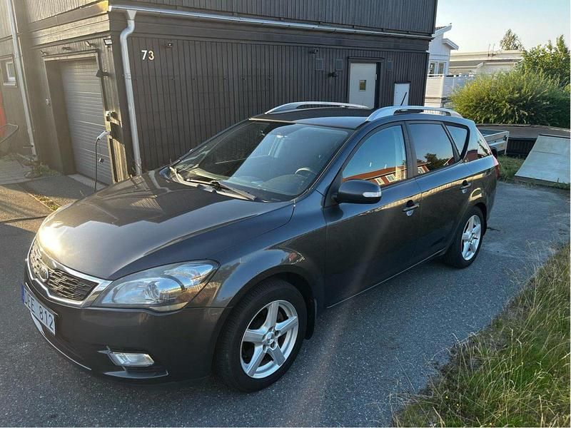 Grå Begagnad 2010 Kia Ceed Sportswagon 4 Kombi | 30 000 kr (Marknadspris) - Bild 1/4