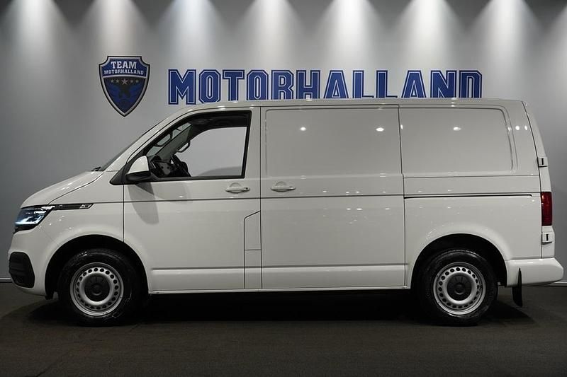 Vit Begagnad 2020 VW Transporter Van | 279 900 kr (Superpris) - Bild 1/4