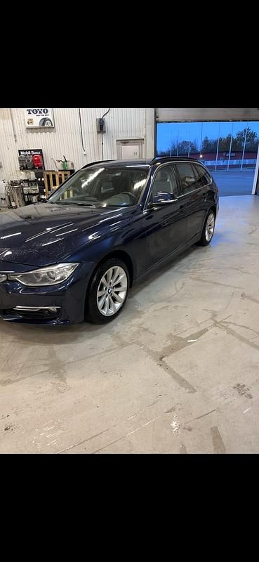 Begagnad BMW 318 143 HK (105 kW) 2013 Blå Kombi