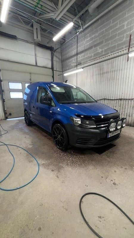 Blå Begagnad 2018 VW Caddy Minibuss | 95 000 kr (Marknadspris) - Bild 1/3