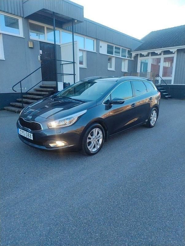 Grå Begagnad 2014 Kia Ceed Sportswagon EX Kombi | 89 900 kr (Marknadspris) - Bild 1/4