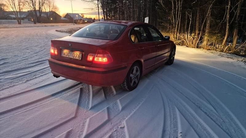 Begagnad 2005 BMW 325 Sedan | 39 000 kr (Marknadspris) - Bild 1/4