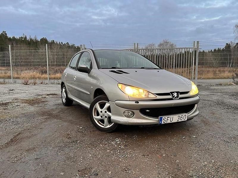 Begagnad Peugeot 206 75 HK (55 kW) 2006 Grå Halvkombi