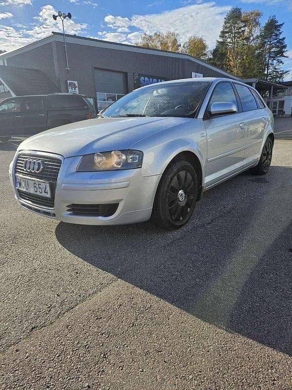 Silver Begagnad 2005 Audi A3 Sportback Attraction Halvkombi | 39 000 kr (Bra pris) - Bild 1/4