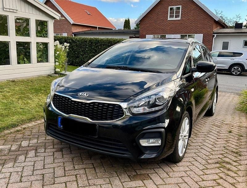 Svart Begagnad 2017 Kia Carens Minibuss | 138 000 kr (Lite dyr) - Bild 1/4