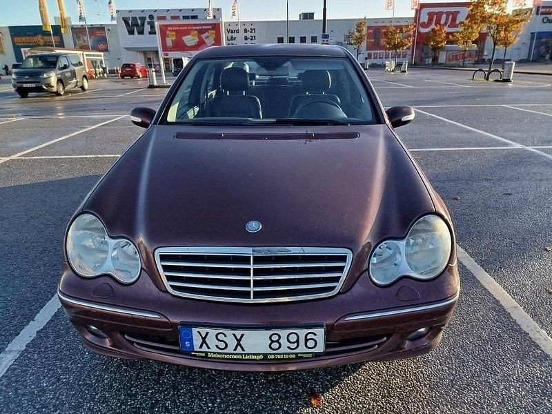 Röd Begagnad 2006 Mercedes C180 Avantgarde Sedan | 63 000 kr (Dyr) - Bild 1/4