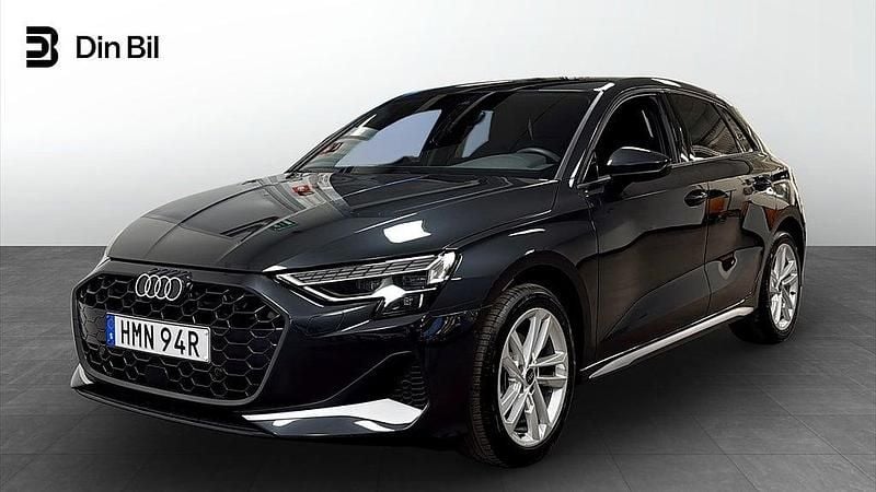 Grå Begagnad 2024 Audi A3 Sportback S-Line Halvkombi | 329 000 kr (Marknadspris) - Bild 1/4