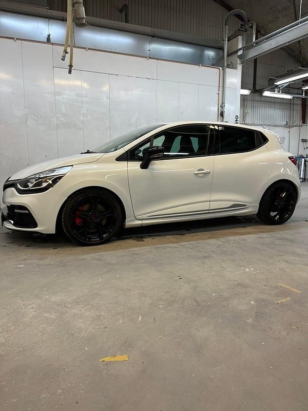 Begagnad Renault Clio IV Trophy 220 HK (161 kW) 2016