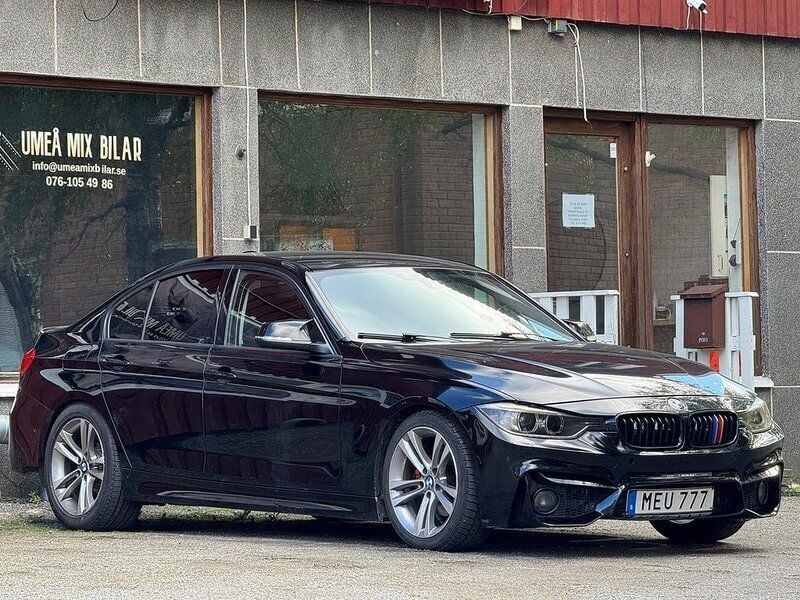 Svart Begagnad 2012 BMW 320 Sport Line Sedan | 139 000 kr (Dyr) - Bild 1/2