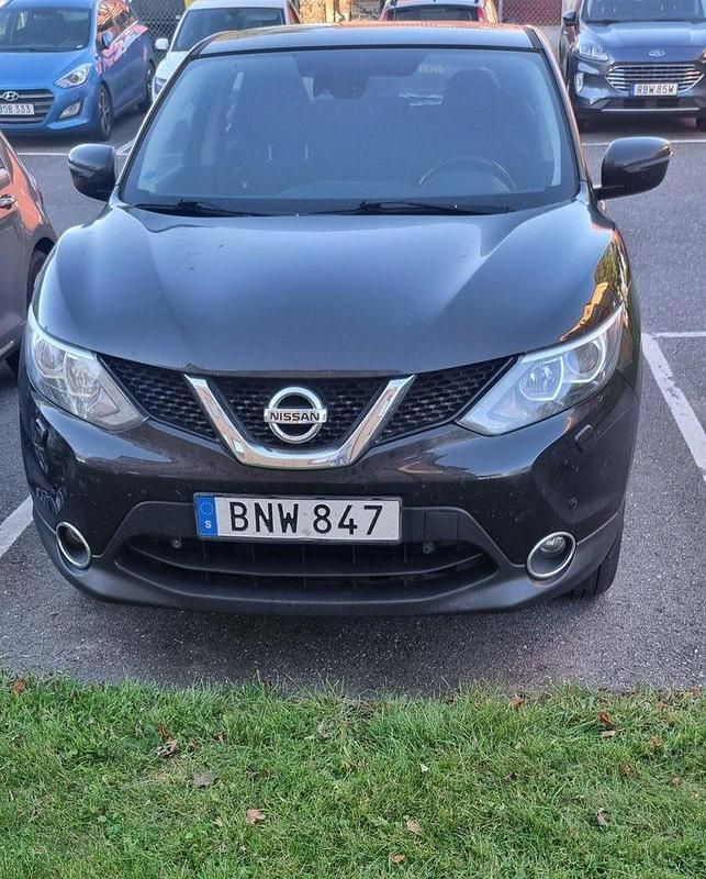 Svart Begagnad 2015 Nissan Qashqai SUV | 90 000 kr (Bra pris) - Bild 1/4