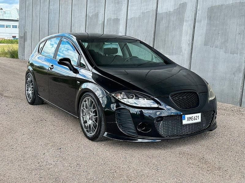 Svart Begagnad 2005 Seat Leon Halvkombi | 99 000 kr - Bild 1/2
