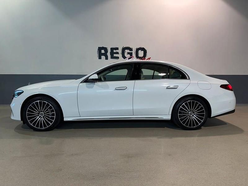 Vit Begagnad 2024 Mercedes E300 Sedan | 749 900 kr - Bild 1/4