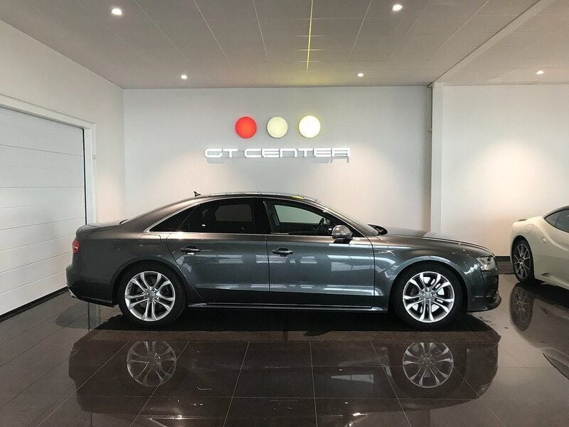 Grå Begagnad 2015 Audi S8 Sedan | 419 900 kr - Bild 1/4