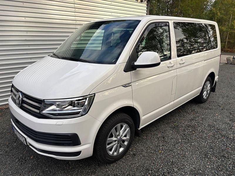 Vit Begagnad 2016 VW Multivan Comfortline Van | 369 000 kr (Marknadspris) - Bild 1/4