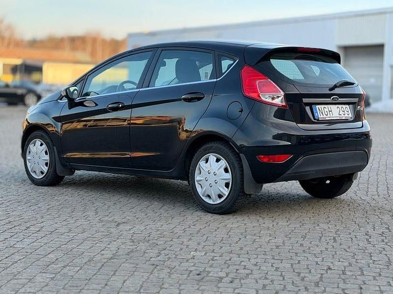 Begagnad Ford Fiesta Trend 82 HK (60 kW) 2013 Röd Halvkombi