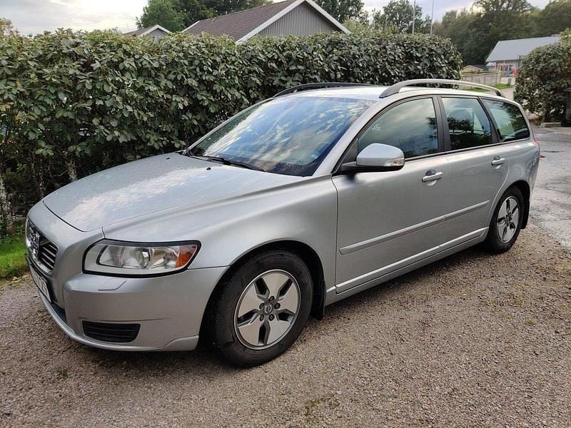 Silver Begagnad 2011 Volvo V50 Kinetic Kombi | 29 000 kr (Bra pris) - Bild 1/4