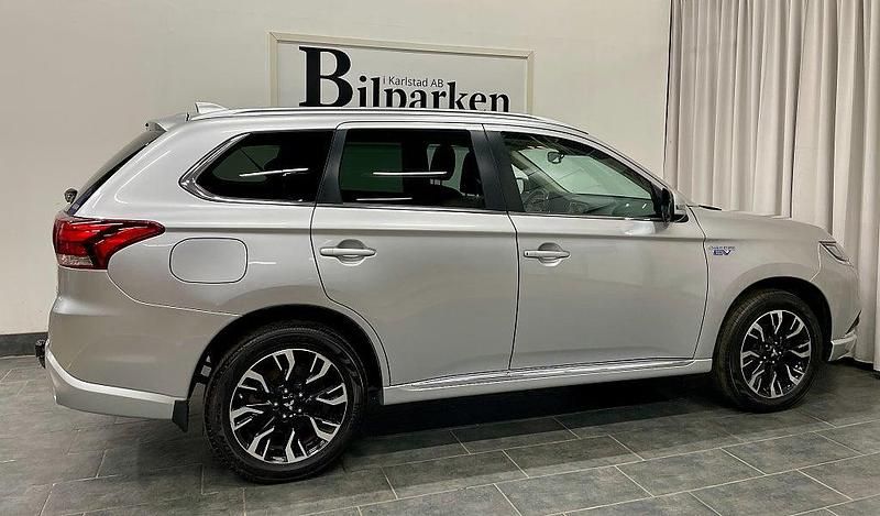 Begagnad Mitsubishi Outlander P-HEV Comfort Edition 121 HK (88 kW) 2017 Silver SUV