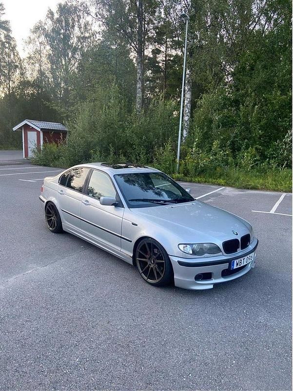 Grå Begagnad 2004 BMW 320 Sedan | 28 000 kr (Marknadspris) - Bild 1/4