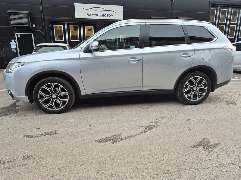 Silver Begagnad 2014 Mitsubishi Outlander SUV | 139 900 kr (Marknadspris) - Bild 1/4