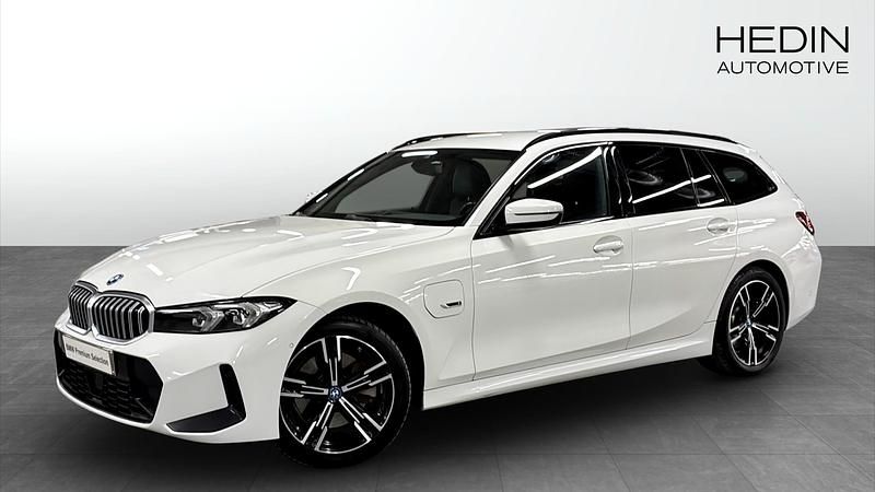 Begagnad 2022 BMW 330e M Sport Kombi | 308 700 kr (Lite dyr) - Bild 1/4