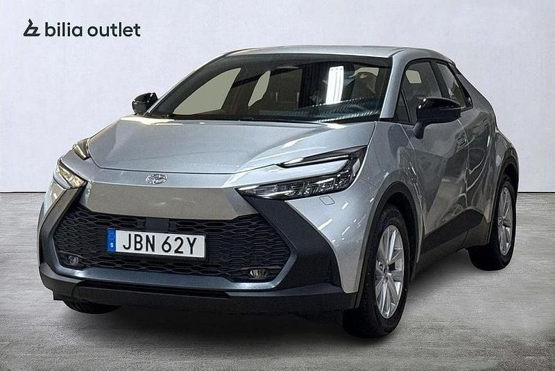 Silver Begagnad 2025 Toyota C-HR Style SUV | 339 900 kr (Bra pris) - Bild 1/4